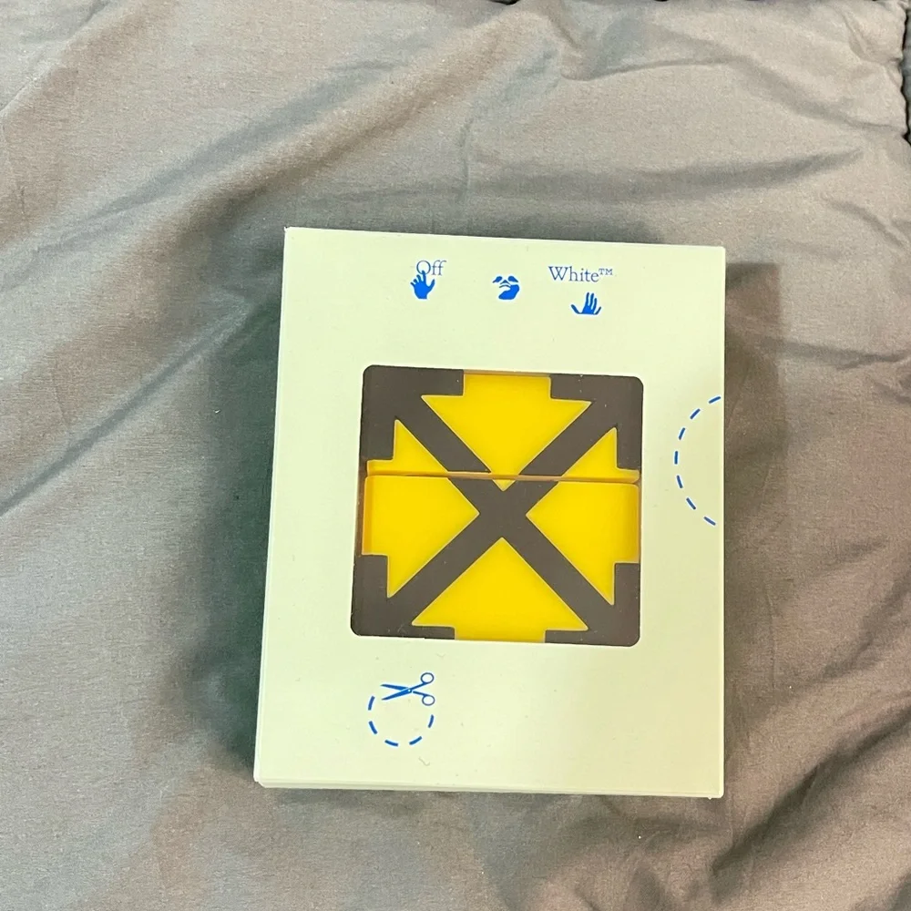 OFF-WHITE AIR POD CASE